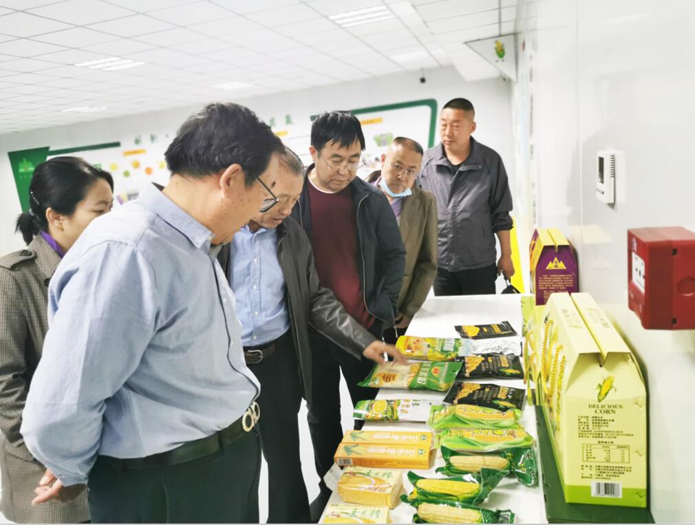 林永亮執(zhí)行會(huì)長(zhǎng)到浩峰農(nóng)業(yè)公司調(diào)研